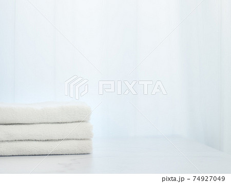 洗濯し、部屋で畳んだタオル。家事・ライフスタイルのイメージ。 74927049