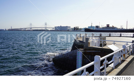 横浜、山下公園から見た氷川丸とベイブリッジ 74927160