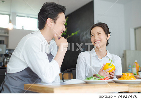 談笑する夫婦のポートレート 談笑する夫婦のポートレート 74927476