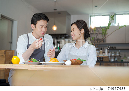 カフェのスタッフ 男女 カフェのスタッフ 男女 74927483