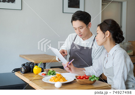 カフェのスタッフ 男女 カフェのスタッフ 男女 74927498