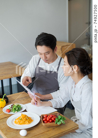 カフェのスタッフ 男女 カフェのスタッフ 男女 74927500