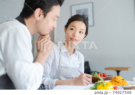 カフェのスタッフ 男女 カフェのスタッフ 男女 74927506