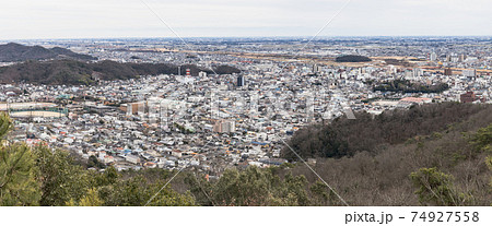 両崖山 展望台(ハイカー休憩所)から観る足利市街 登山ルート 2021年1月 パノラマ 両崖山 展望台(ハイカー休憩所)から観る足利市街 登山ルート 2021年1月 パノラマ 74927558