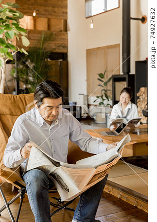 巣ごもり・お家時間　リノベーションした家でくつろぐシニア夫婦 74927632