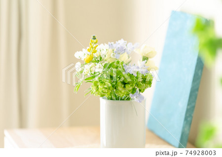 花のあるリビングの写真素材