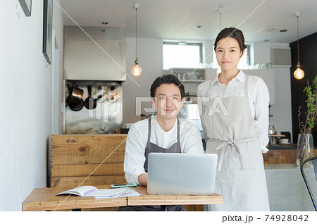 カフェのスタッフ　男女 74928042