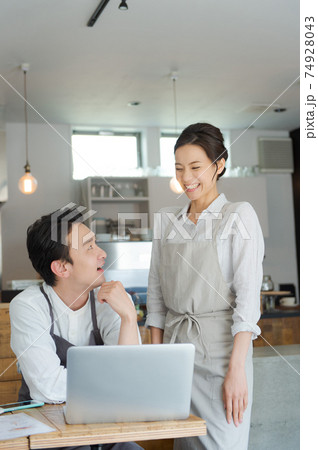 カフェのスタッフ　男女 74928043