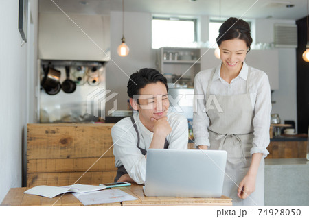カフェのスタッフ 男女 カフェのスタッフ 男女 74928050