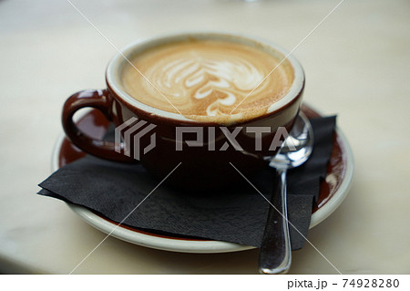 バリスタが入れたコーヒーアートの写真素材