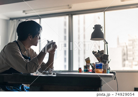 アトリエの男性 74929054