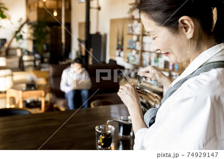 コーヒーを淹れるシニア女性 74929147