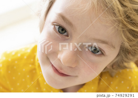 Portrait of smiling boy (6-7) 74929291