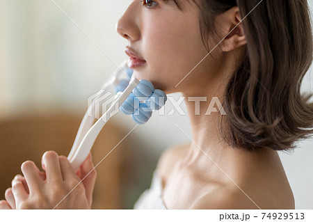 10代後半女子とフェイスローラー 10代後半女子とフェイスローラー 74929513