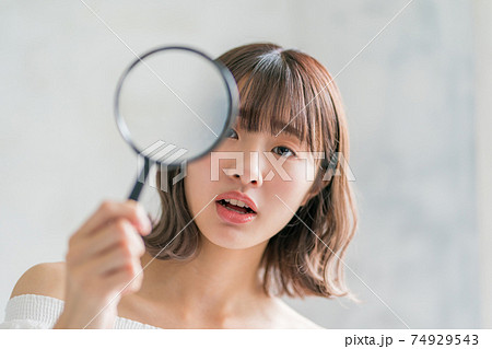 10代後半女子と虫眼鏡 74929543