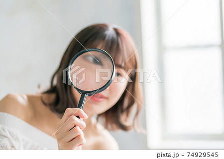 10代後半女子と虫眼鏡 74929545