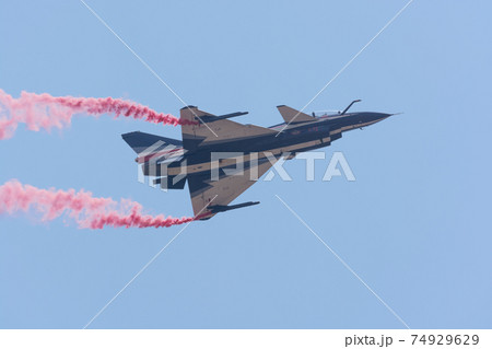 中国空軍J-10八一飛行表演隊低速飛行 74929629