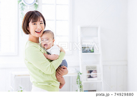 赤ちゃんとママ　抱っこ 74929880