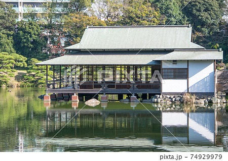 東京都 江東区 清澄庭園 数寄屋造りの涼亭 秋の風景 都指定名勝 東京都 江東区 清澄庭園 数寄屋造りの涼亭 秋の風景 都指定名勝 74929979