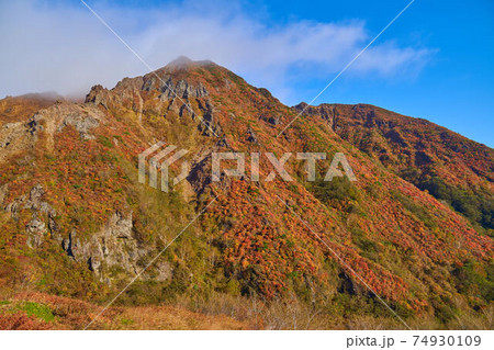 栃木県那須岳の(峰の茶屋跡避難小屋に向かう)登山道から見た紅葉の朝日岳 74930109