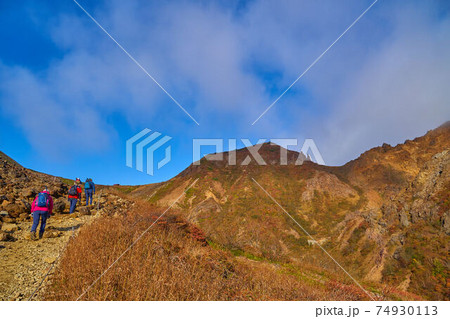 栃木県那須岳の(峰の茶屋跡避難小屋に向かう)登山道から見た剣が峰 74930113