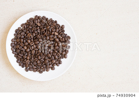 焙煎したブラジル産のコーヒー豆 焙煎したブラジル産のコーヒー豆 74930904