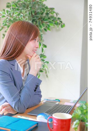 打ち合わせするビジネスウーマン_縦 打ち合わせするビジネスウーマン_縦 74931480