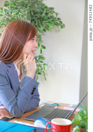 笑顔で話すビジネスウーマン_縦 笑顔で話すビジネスウーマン_縦 74931482