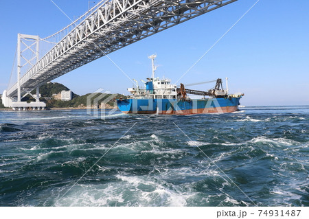 鳴門海峡のうず潮と貨物船、大鳴門橋（遊覧船から） 74931487