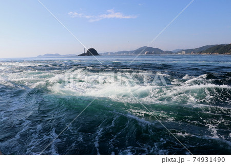鳴門海峡のうず潮（遊覧船から） 74931490