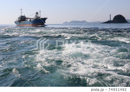 鳴門海峡のうず潮と、接近中の貨物船（遊覧船から） 74931492