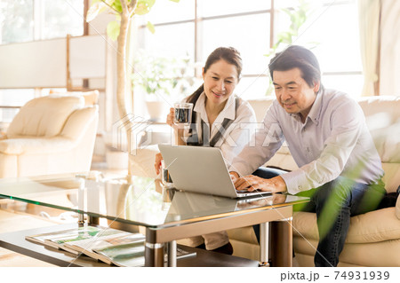 巣ごもり・お家時間 ネットショッピングをするシニア夫婦 巣ごもり・お家時間 ネットショッピングをするシニア夫婦 74931939