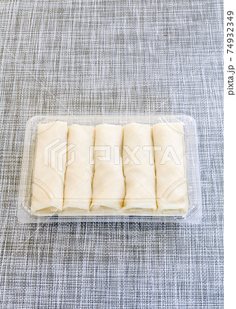 パック入りのチルド春巻き 74932349