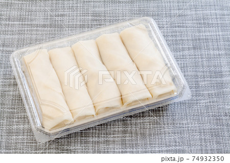 パック入りのチルド春巻き 74932350
