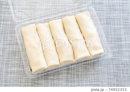 パック入りのチルド春巻き 74932353