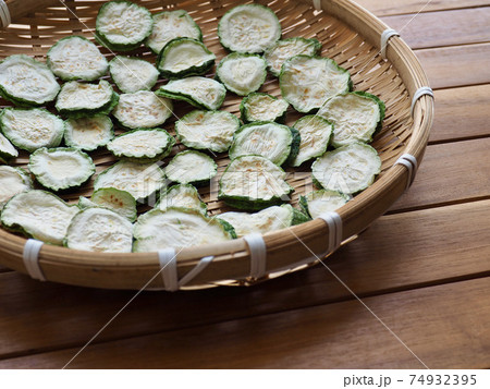 ズッキーニ カボチャ 野菜 74932395