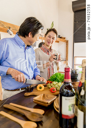 巣ごもり・お家時間 料理をするシニア夫婦 巣ごもり・お家時間 料理をするシニア夫婦 74932558