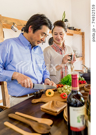 巣ごもり・お家時間 料理をするシニア夫婦 巣ごもり・お家時間 料理をするシニア夫婦 74932559