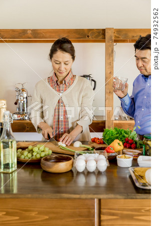巣ごもり・お家時間　料理をするシニア夫婦 74932562