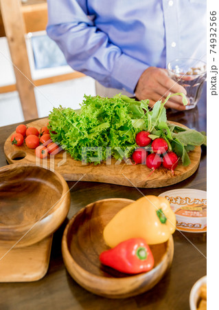 巣ごもり・お家時間 料理をするシニア男性 巣ごもり・お家時間 料理をするシニア男性 74932566