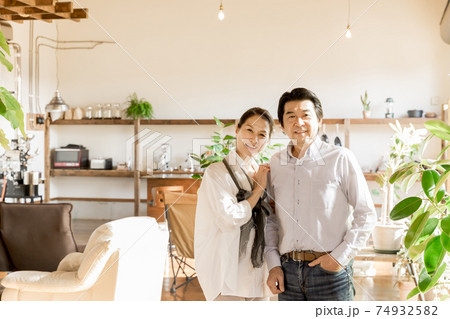 巣ごもり・お家時間　リノベーションした家に住むシニア夫婦 74932582