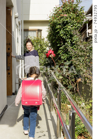 通学　帰宅する子供を待つ母親 74932795