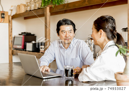 巣ごもり・お家時間　ネットショッピングをするシニア夫婦 74933027