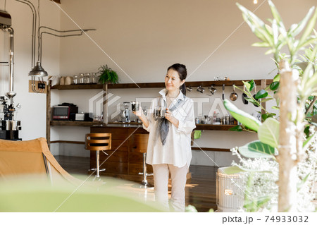 コーヒーを淹れるシニア女性 コーヒーを淹れるシニア女性 74933032