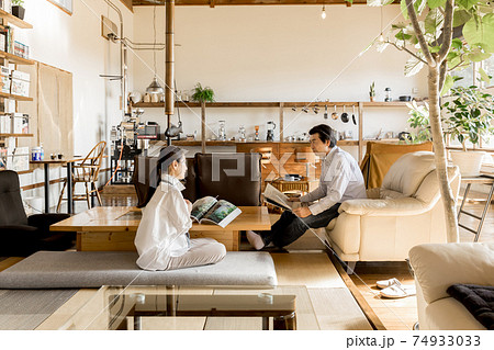 巣ごもり・お家時間 リノベーションした家でくつろぐシニア夫婦 巣ごもり・お家時間 リノベーションした家でくつろぐシニア夫婦 74933033