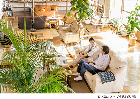 巣ごもり・お家時間 リノベーションした家でくつろぐシニア夫婦 巣ごもり・お家時間 リノベーションした家でくつろぐシニア夫婦 74933049