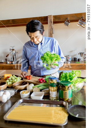 巣ごもり・お家時間 料理をするシニア男性 巣ごもり・お家時間 料理をするシニア男性 74933057