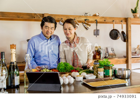 巣ごもり・お家時間　料理をするシニア夫婦 74933091