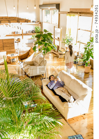 リノベーションした家に住むシニア夫婦　巣ごもり・お家時間 74934261