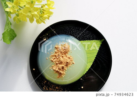 プルンとしたくずもち 菜の花 白バック プルンとしたくずもち 菜の花 白バック 74934623